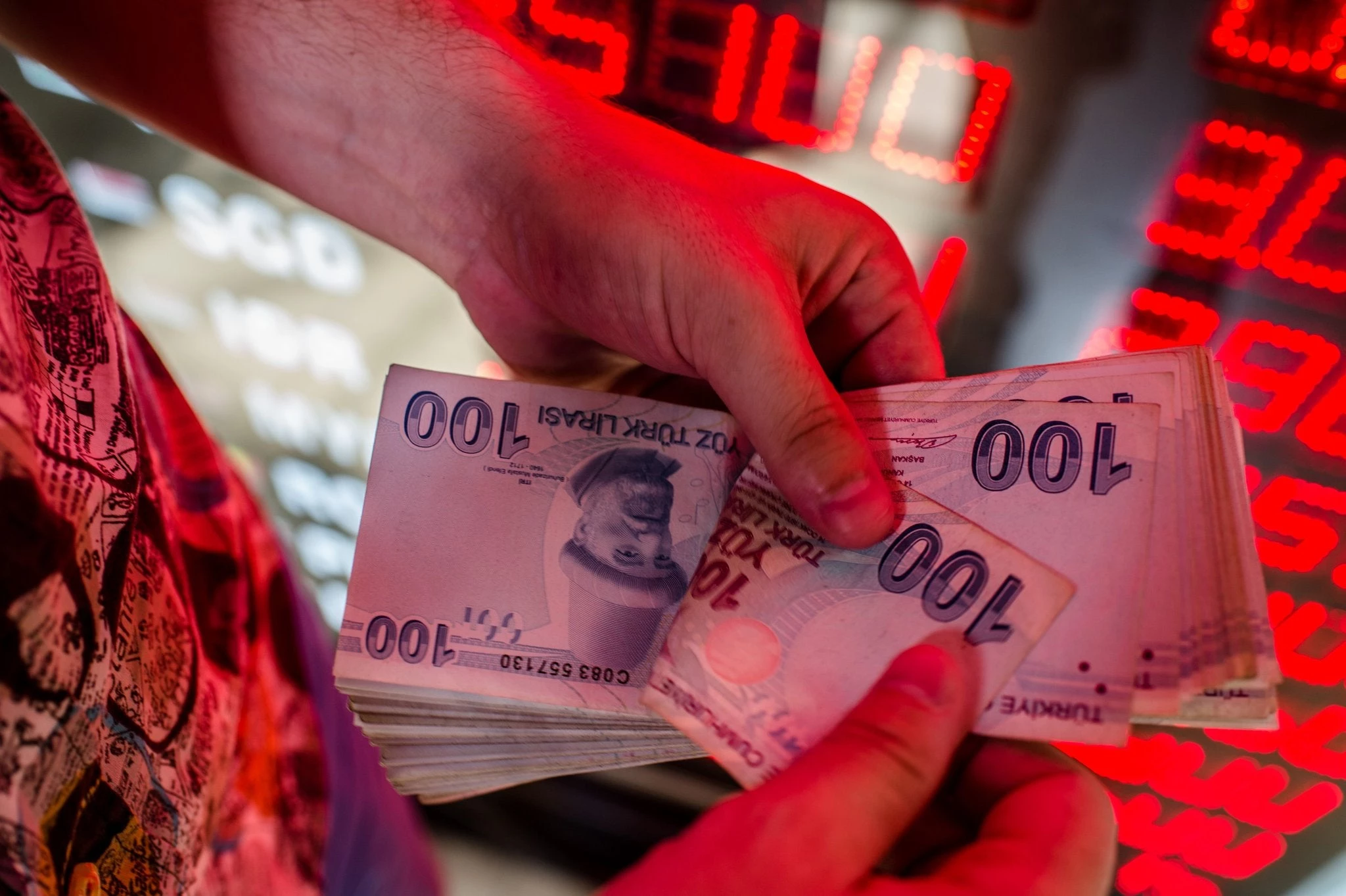 Τριτοκοσμικές καταστάσεις στην τουρκική κοινωνία: Ζητιανεύουν για δολάρια – Χάος σε βενζινάδικα – Τα τρόφιμα στα ύψη και ο Τραμπ ανακοινώνει νέα μέτρα